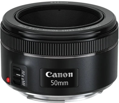 Objectif Canon 50 mm sur fond blanc