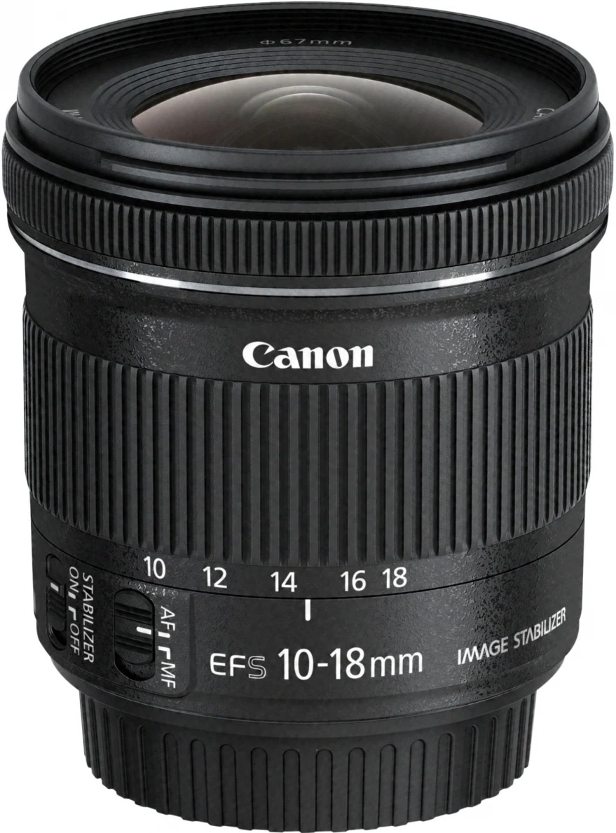 Objectif Canon EF-S 10–18 mm sur fond blanc